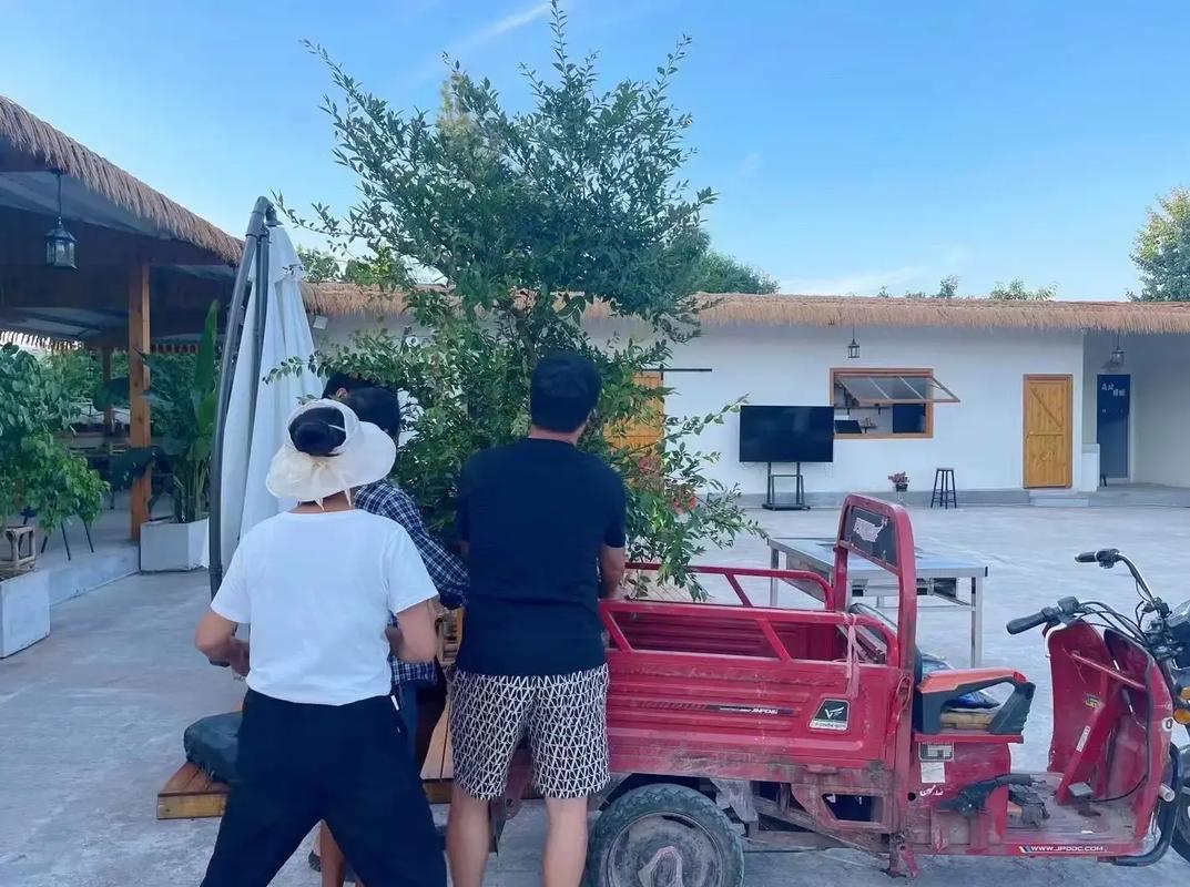 农家乐用上仿真茅草,原始原生态自然拉满!.#茅草哥 #仿真